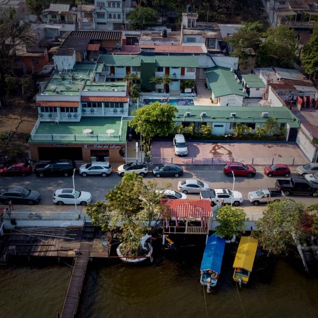 Vista aerea del Hotel del Lago desde el Malecón de Catemaco